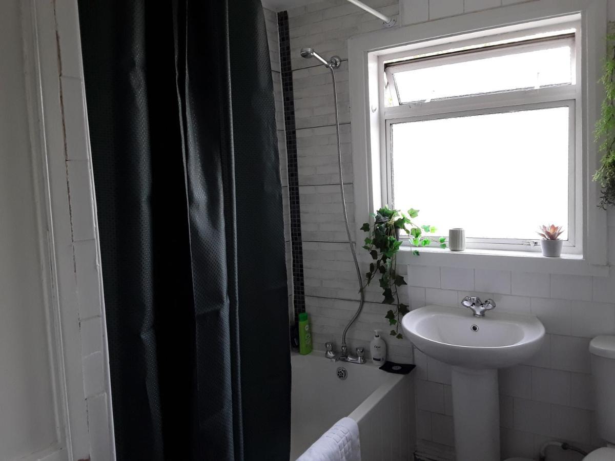 Stunning 1-Bed Apartment In Лондон Екстер'єр фото